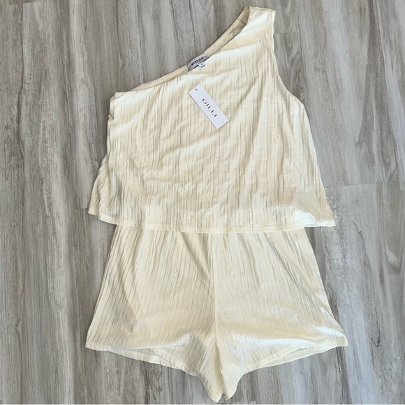 NWT GiLLi textured one-shoulder Romper - Picture 2 of 6